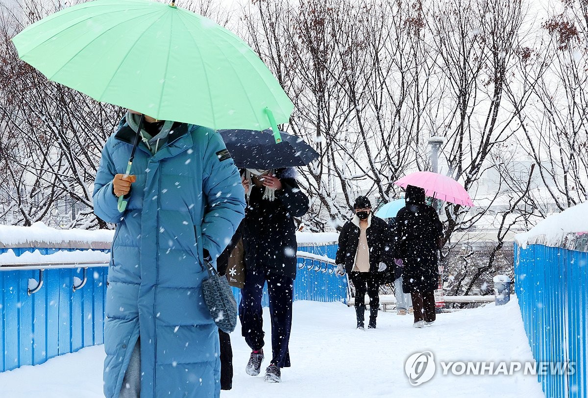 전국 대부분 눈·비…낮부터 다시 '쌀쌀'