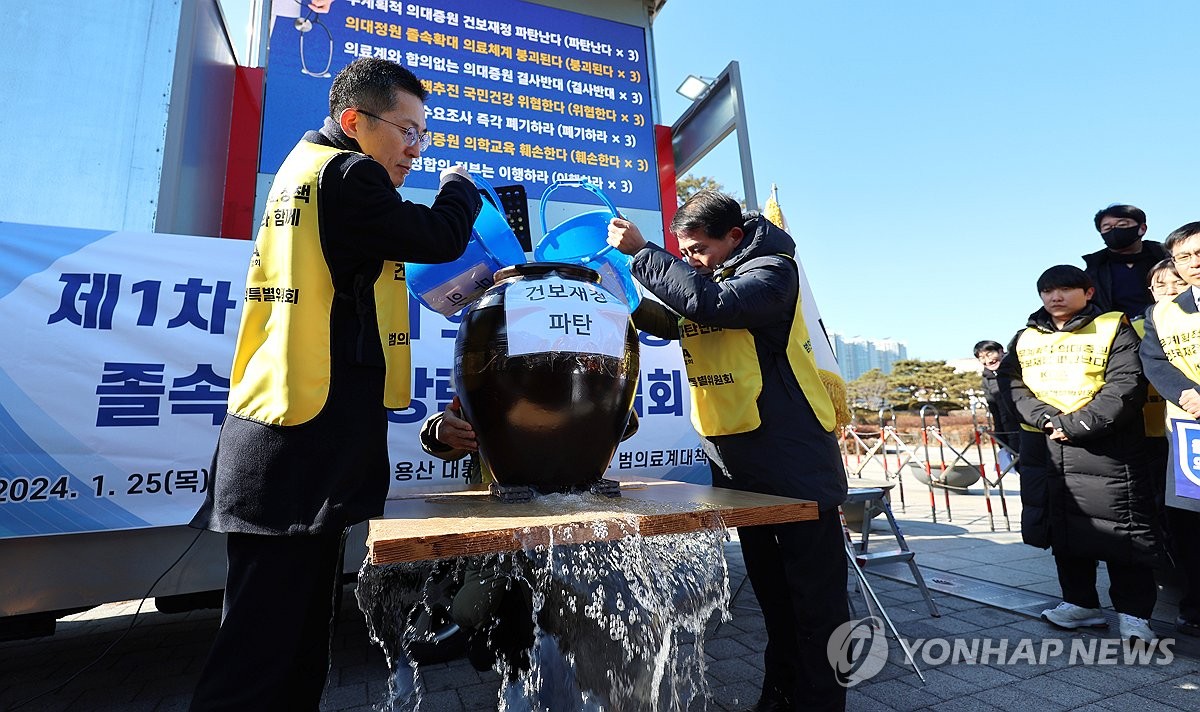 "10년 후 1만5천명 부족"…의대 정원 2천명 이상 늘릴까