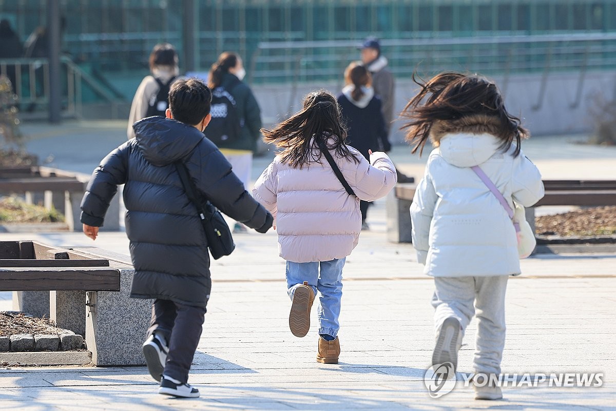 저출산 예산 GDP비중 제자리 '2.3→2.2→2.4%' …작년엔 뒷걸음