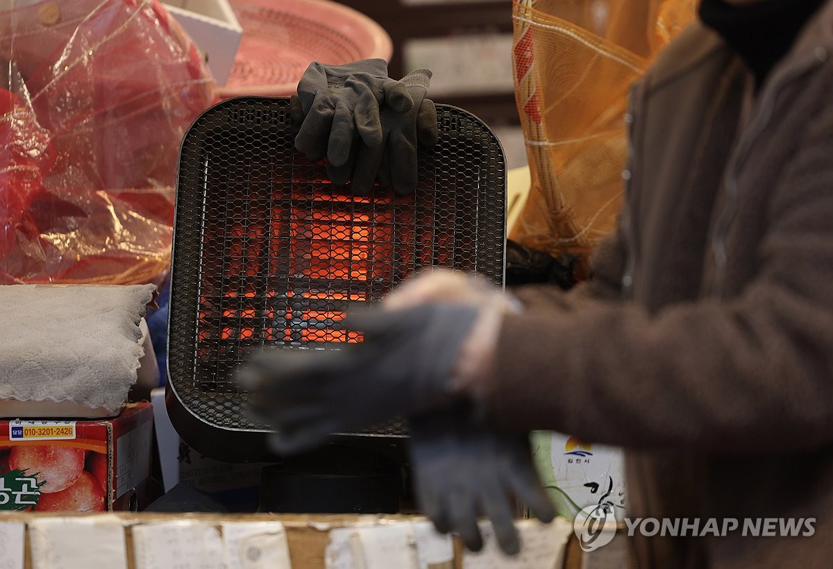 소상공인 126만명에 전기요금 최대 20만원…228만명에 이자환급