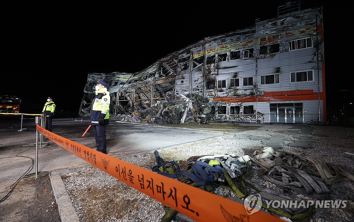 두 젊은 소방관 앗아간 문경 공장 화재 현장서 합동감식 실시