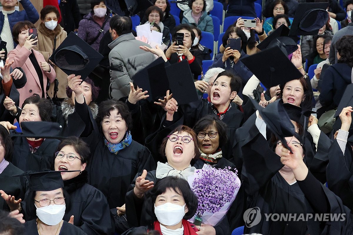 [부산 한 컷] 주름진 손 꼭 잡고 졸업식장 오른 노부부