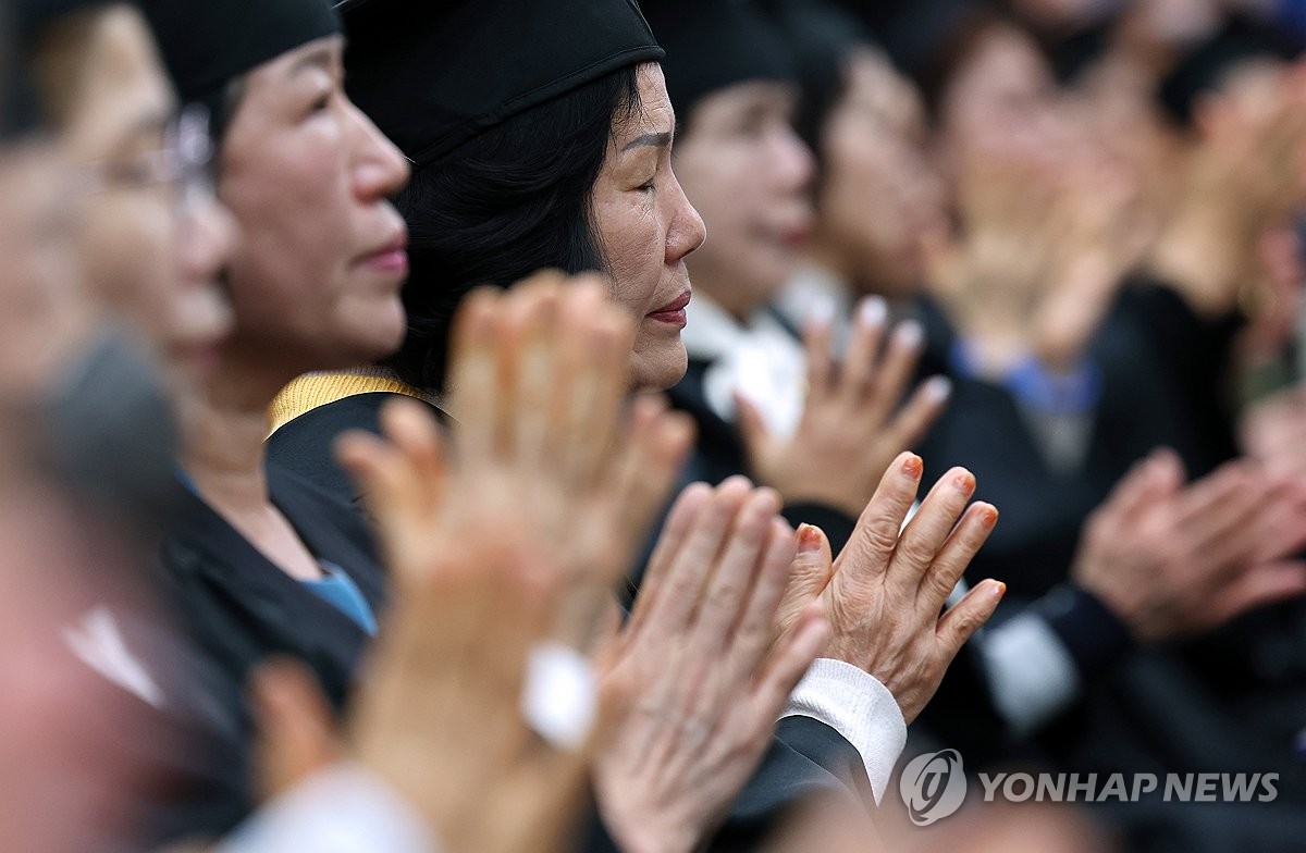 [부산 한 컷] 주름진 손 꼭 잡고 졸업식장 오른 노부부