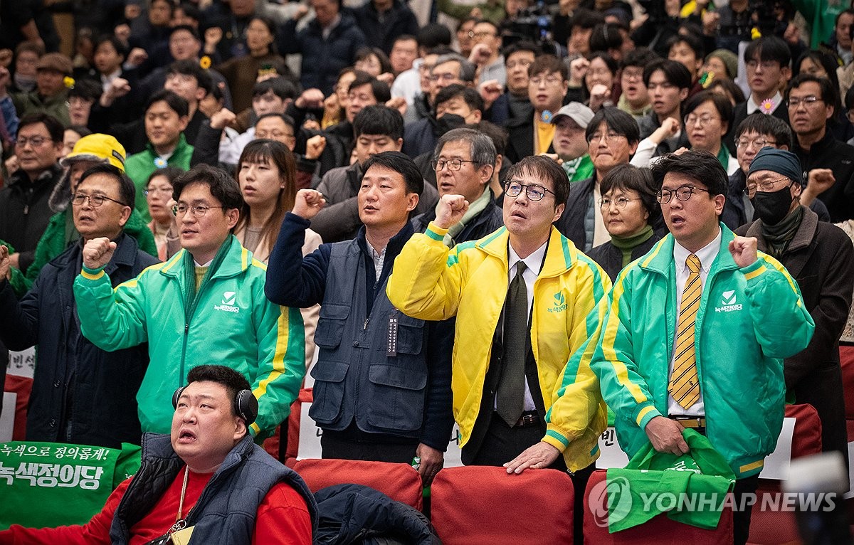 '위성정당 악몽' 정의, 민주 제안 '통합형 비례정당' 참여할까