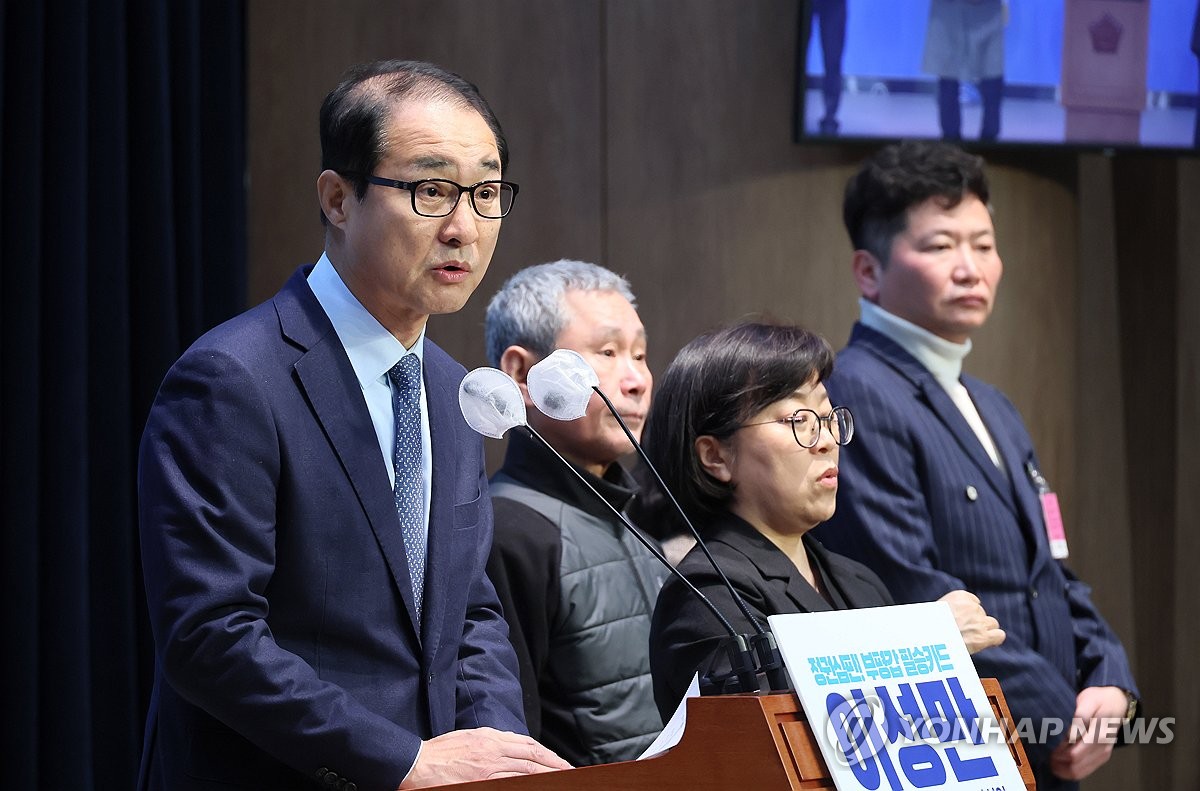 민주, '돈봉투 의혹' 이성만 복당 심사 보류