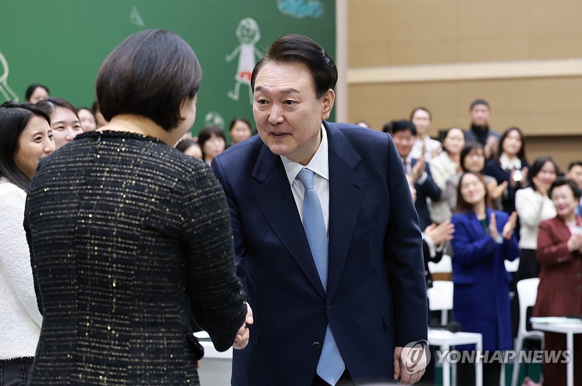 "저도 재능기부하겠다"…尹, 초교서 학부모와 '늘봄학교 토론'