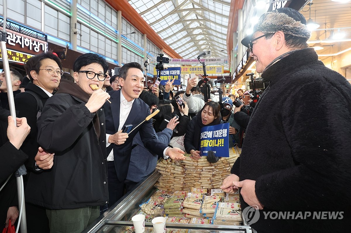 경동시장 찾은 한동훈 "경기가 안 좋다…우리가 더 노력하겠다"