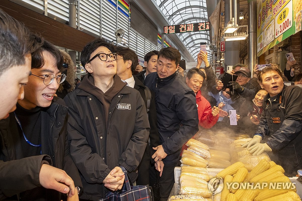 경동시장 찾은 한동훈 "경기가 안 좋다…우리가 더 노력하겠다"