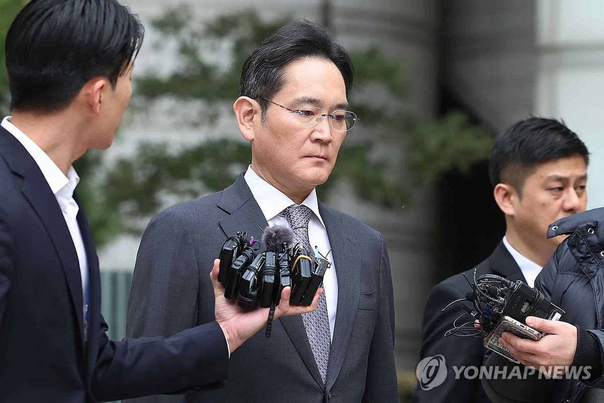 판결 듣던 무표정 이재용…"무죄" 선고에 비로소 옅은 미소