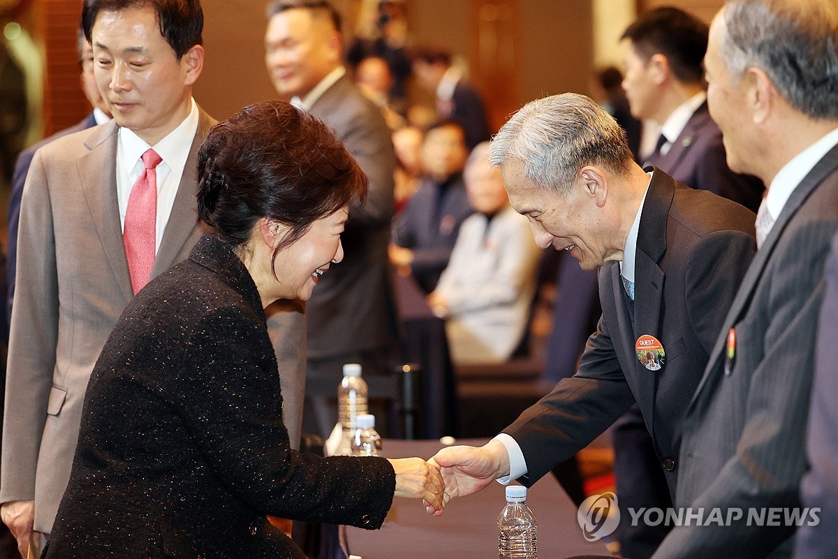 대구서 북콘서트 연 박근혜 "국민 앞 부끄러운 일 한 적 없다"