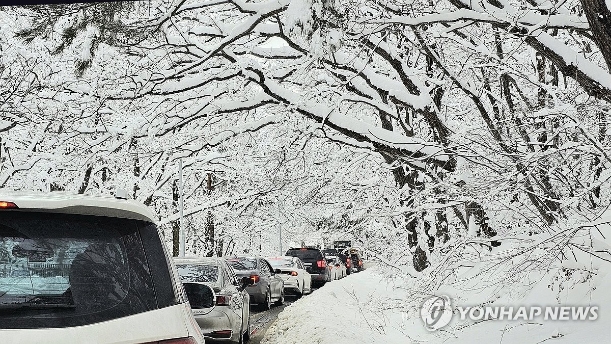 설악산 설경 장관…방문객 몰려 차량 곳곳 지·정체