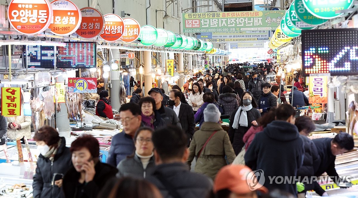 [사진톡톡] 설 앞둔 마산어시장 북적북적…평소보다 30% 많이 찾아