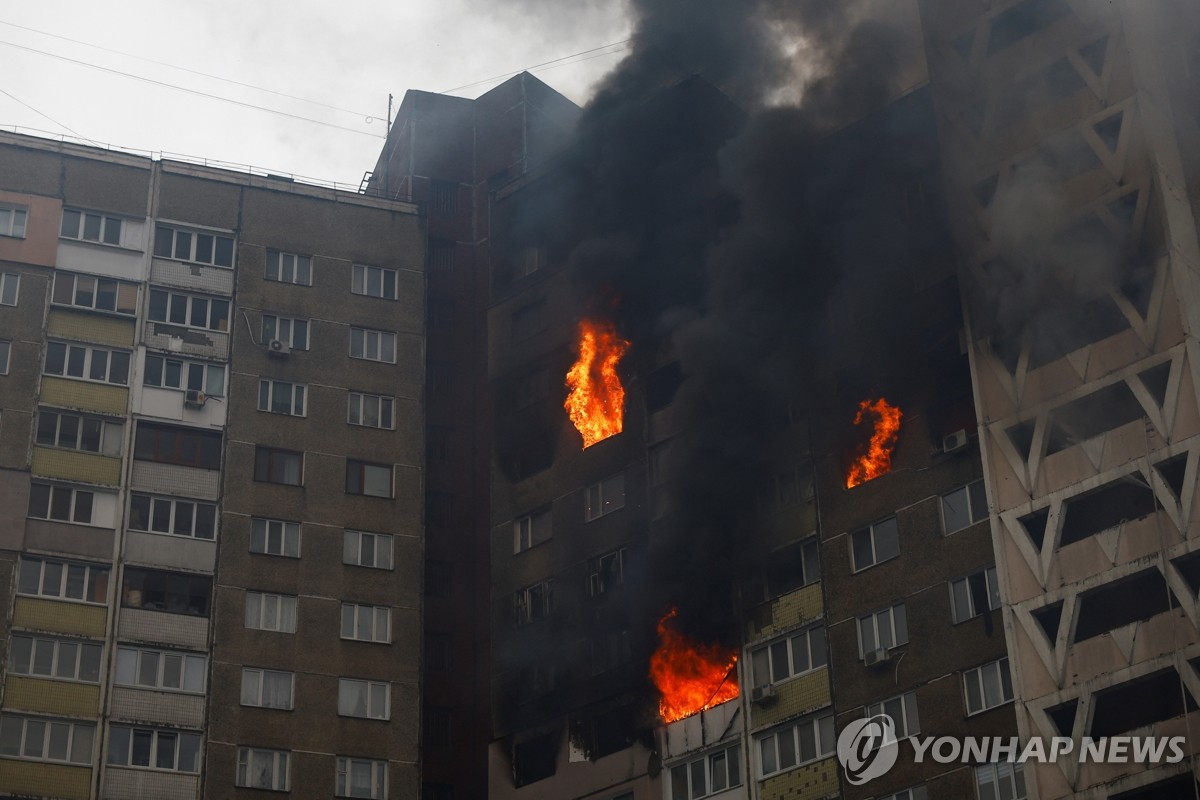 절박한 우크라, 계속되는 러시아 전방위 폭격에 "무기 도와달라"