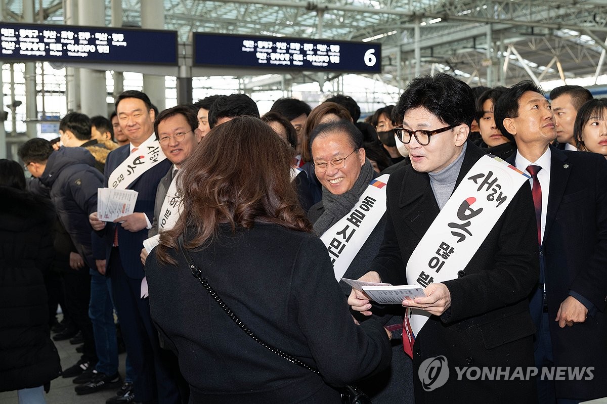 한동훈, '동료시민과 함께' 귀성인사…달동네 연탄배달 봉사도(종합)