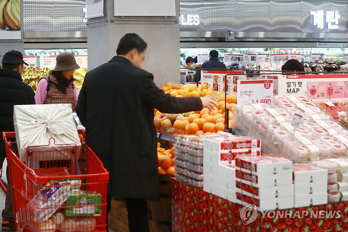 과일값 얼마나 비싸길래…"사과·귤 1년새 두배로"