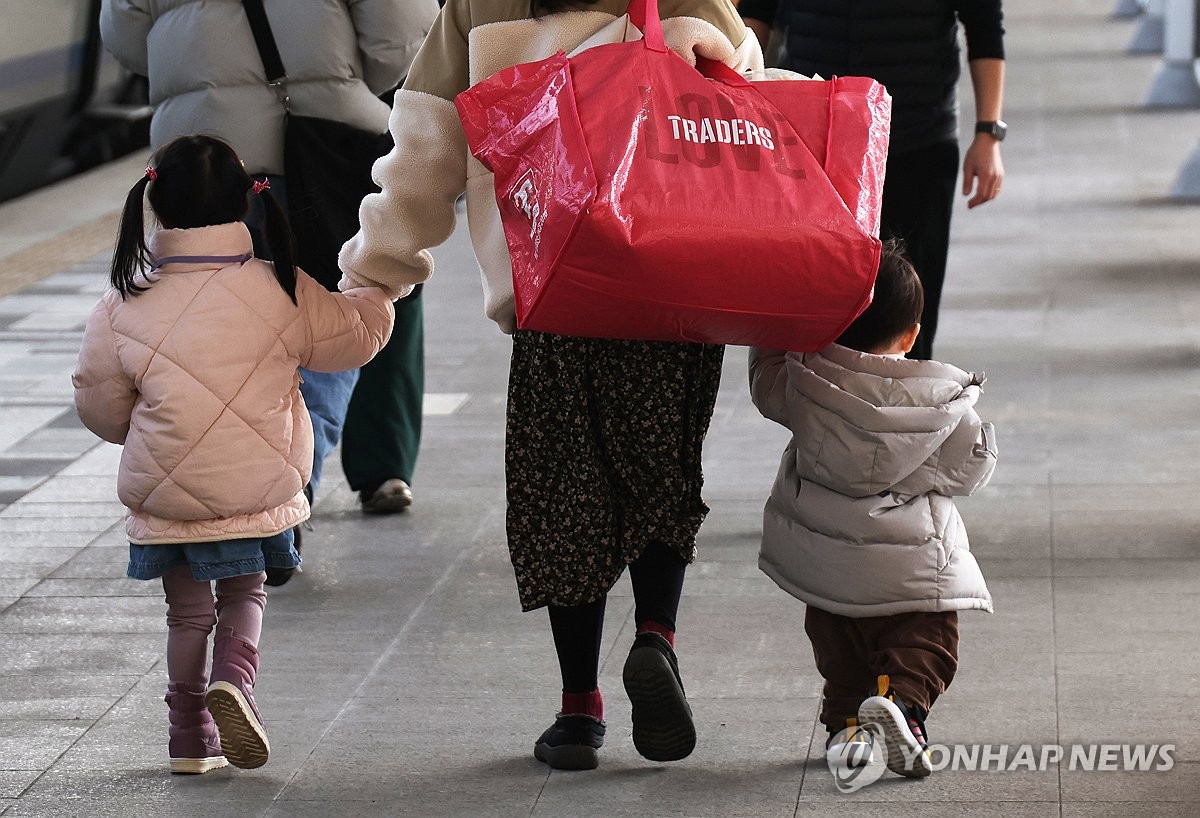 아이들 손잡고 고향집으로…약밥 든 보자기 들고 '역귀성'도(종합)