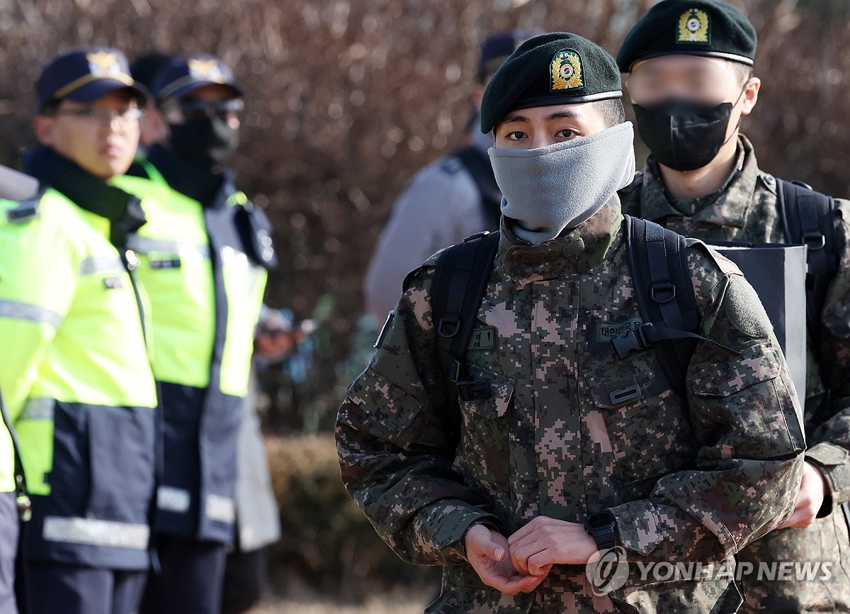 빨간 제복에 색소폰 든 방탄소년단 RM…군악대 복무 근황 화제