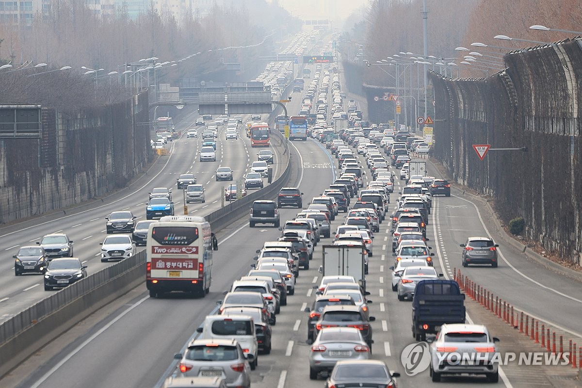 설 귀경 행렬에 부산→서울 6시간…늦은 밤까지 정체 계속