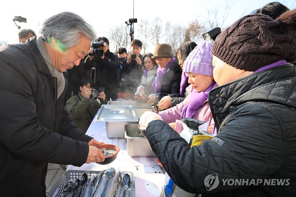 시민들과 떡국 나누며…이태원·세월호참사 유족 설 합동차례(종합)