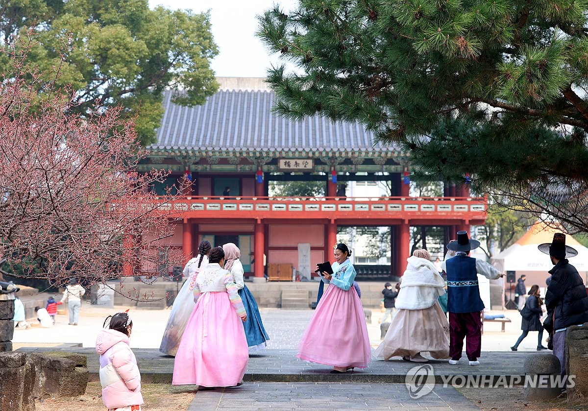 '양손 가득 보따리' 기차역 등 혼잡…민속촌·스키장 활기