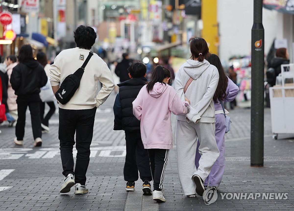 온화한 날씨에 나들이객 야외로…천변·산에서 이른 꽃구경