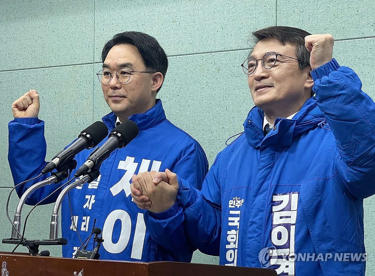 단일화 이룬 김의겸 "승리로 보답"…신영대 "뜨내기 야합"(종합)