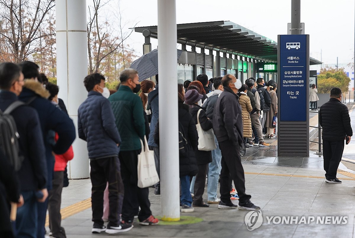 의료대란 대책은…'비대면진료·PA간호사' 확대, 軍병원도 활용