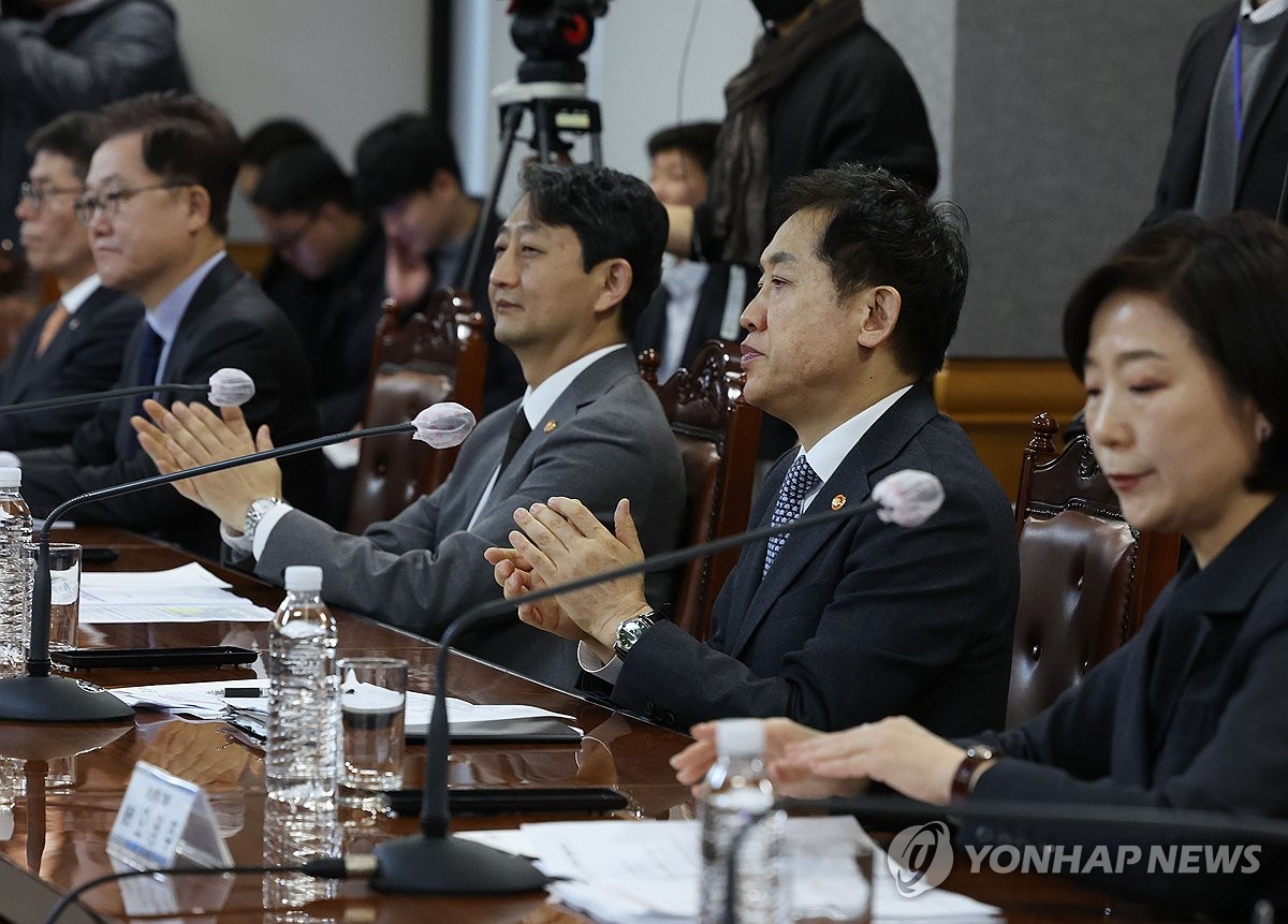 금융위원장 "해외부동산 펀드 걱정할 일 아냐…홍콩ELS와 달라"(종합)