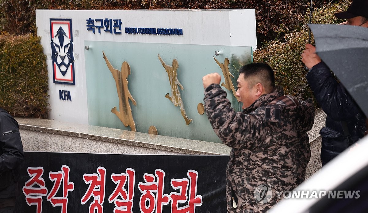 1년 만에 좌초하는 클린스만호…'그저 미소만 남기고 떠난다'