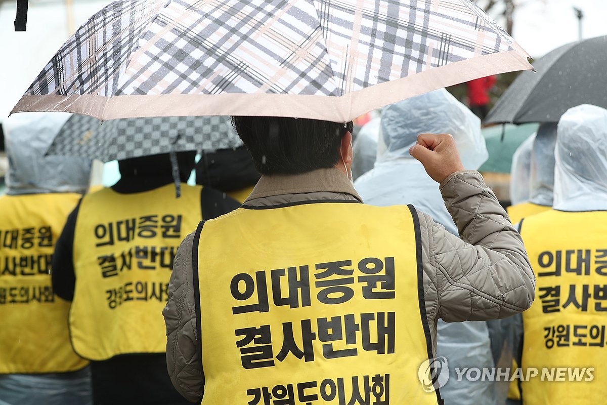 의대증원 '강대강 대치'…사직·휴학·집회에 정부 "엄정대응"