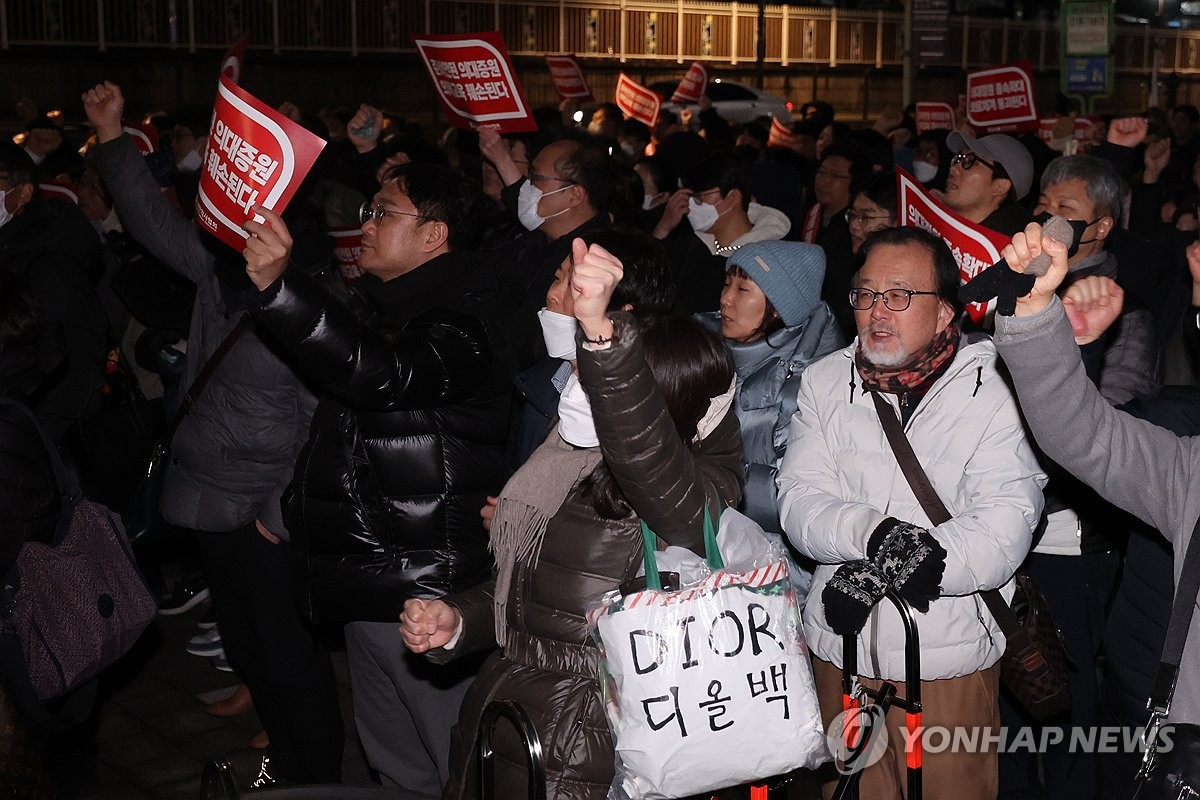 전공의 집단사직 전국 확산하나…'2020년 의료대란' 재연 우려