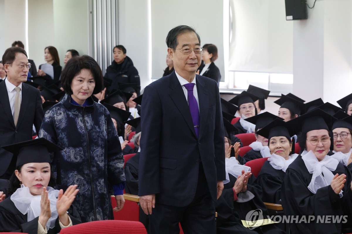 한총리 "만학도 평생교육시설 무상급식 대폭 확대"