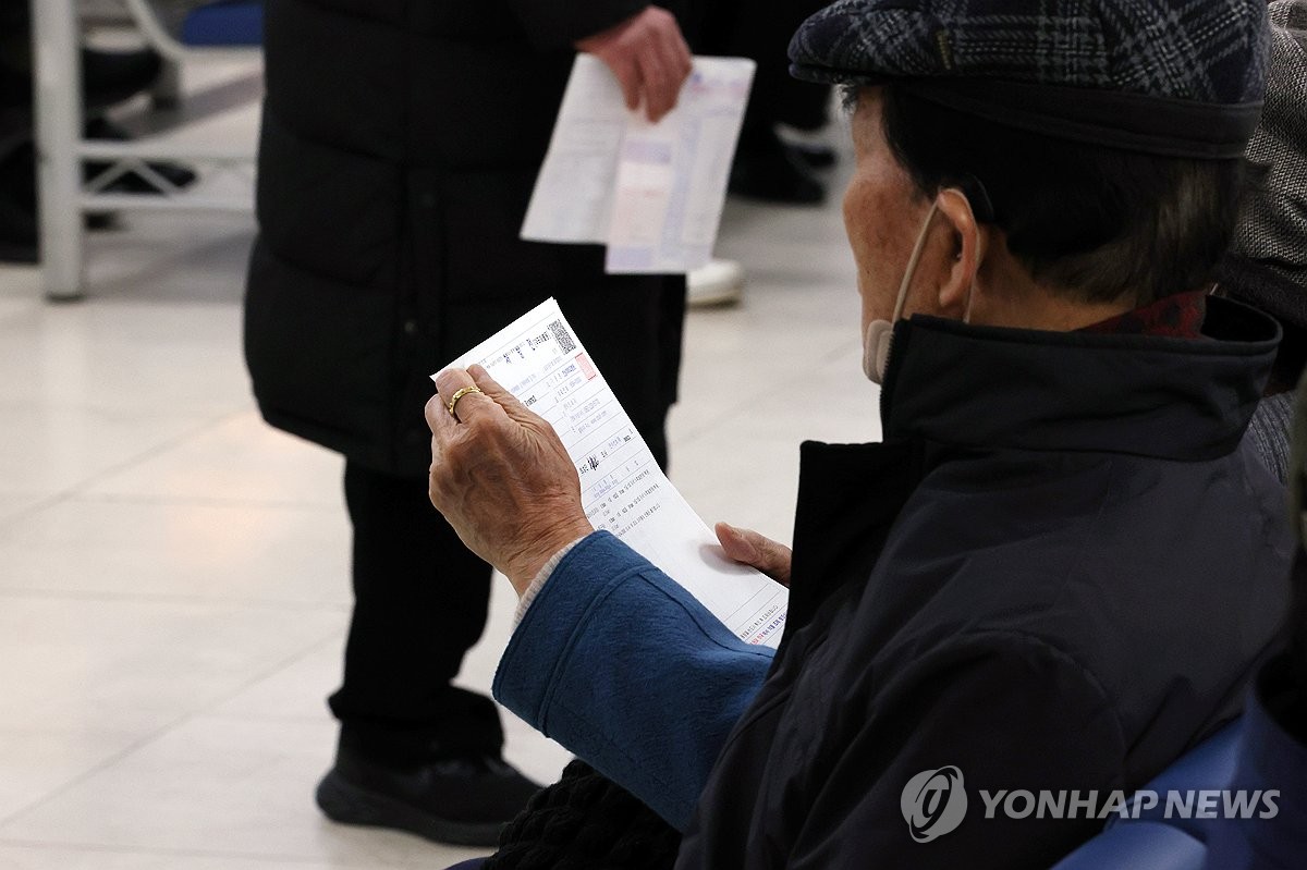 전공의 이탈에 업무 떠맡은 간호사들…업무 가중에 '위법' 우려