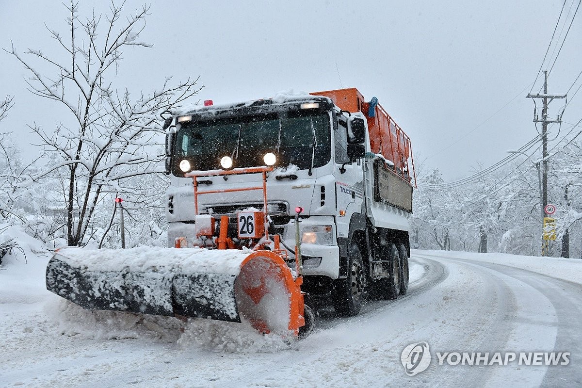 폭설에 설악산 고지대 탐방로 통제…설경 즐기려는 관광객 발길