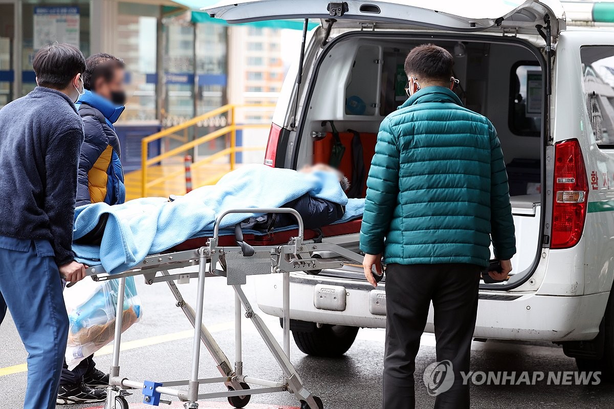 '강대강 대치'에 사상 첫 '심각' 경보…커지는 의료 공백(종합)