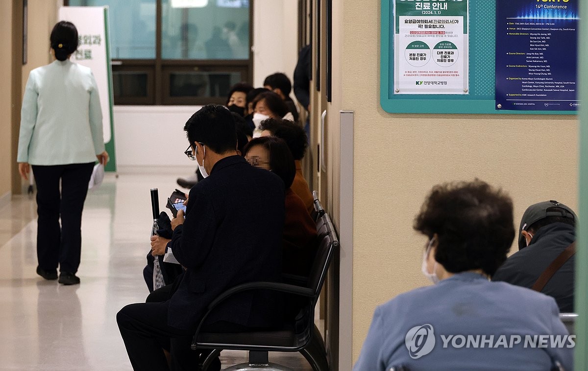 [르포] "병원도 간신히 왔어요" 의료공백에 구급환자 이송 차질