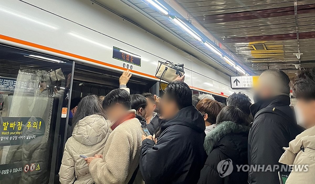폭설로 지하철 지연운행·눈길사고 잇따라…출근시간대 혼잡