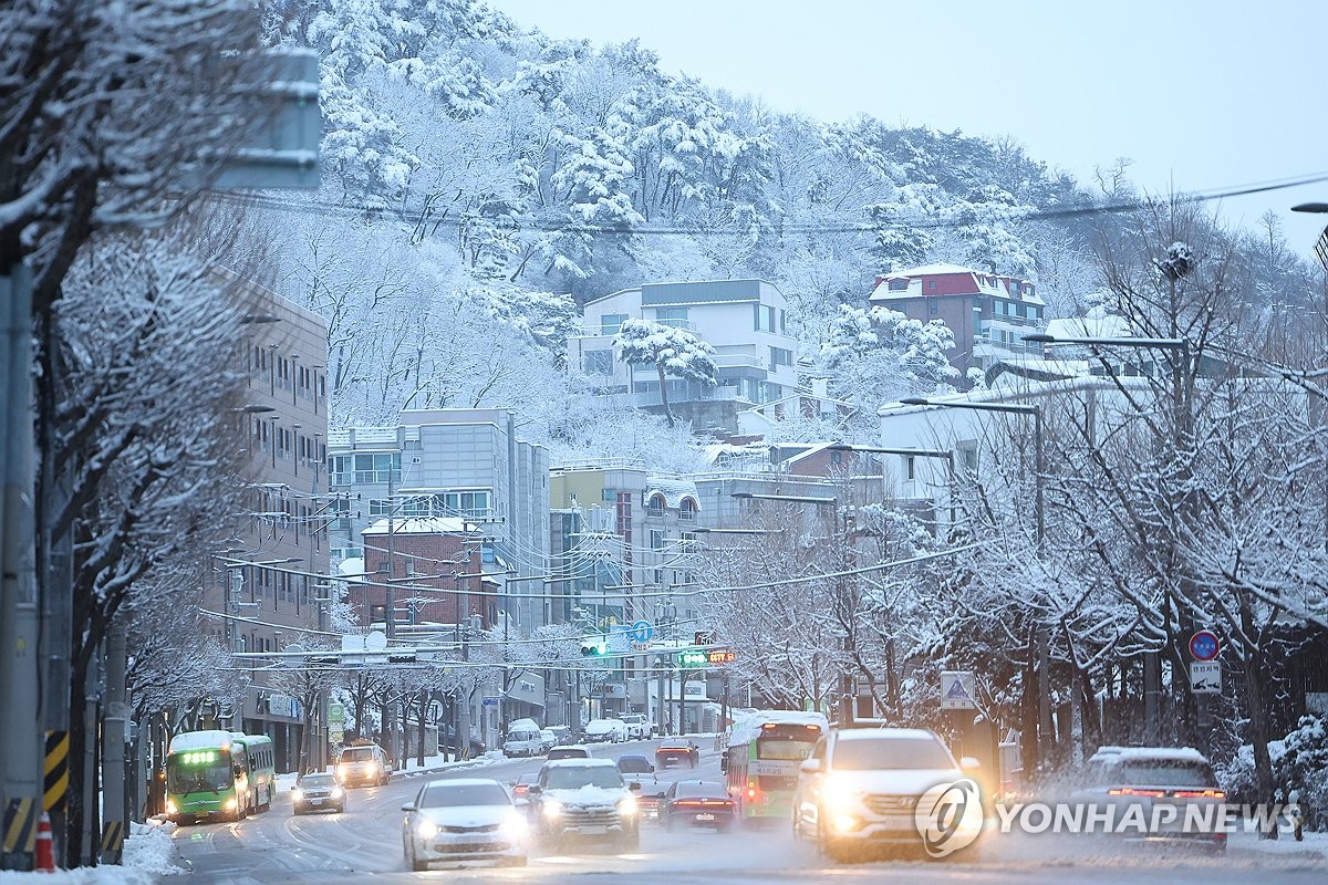 자고 일어나니 새하얀 겨울왕국…출근길은 대혼란(종합2보)