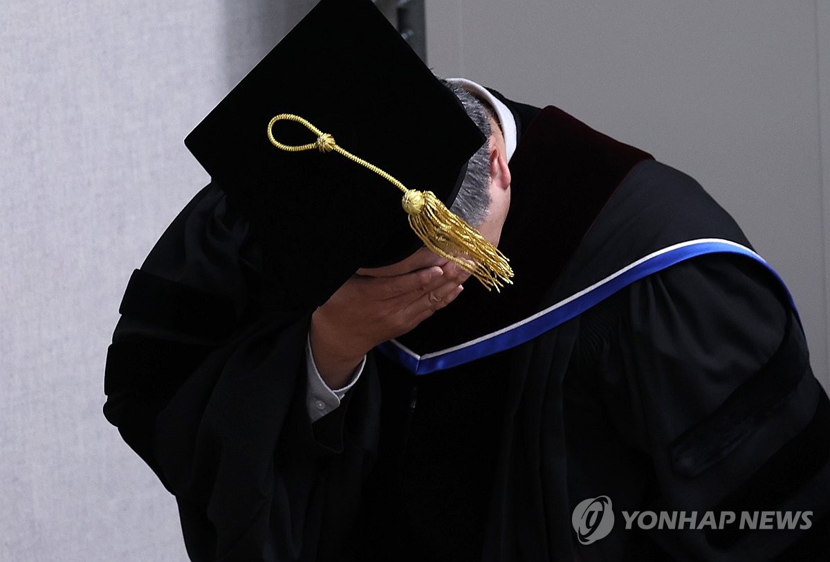 [르포] "책임 느끼고, 미안해" 끝내 교수도 눈물 쏟은 의전원 졸업식