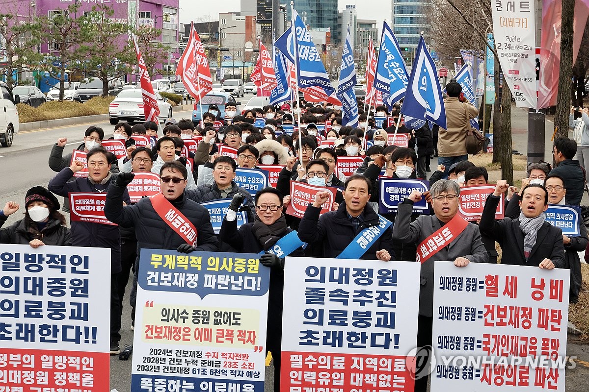 [현장] "코로나때도 병원 지킨 전공의들, 왜 떠났는지 생각해달라"