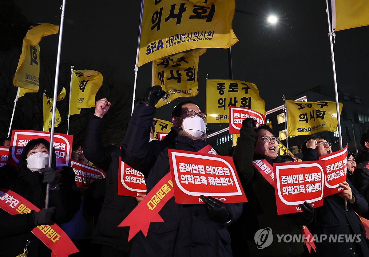 "의사 부족에 의료체계 한계"vs"국민들 의사 부족하다 생각안해"