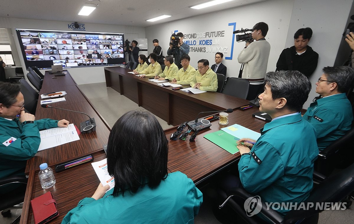 이주호 "의대생 단체행동 정당화 안 돼…학사관리 철저 당부"(종합)