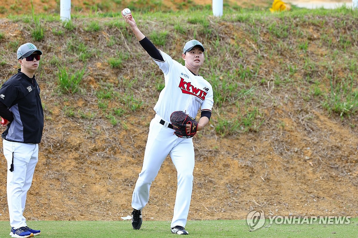 수술하고 처음 마운드 올라간 kt 소형준 "이제 선수 같네요"