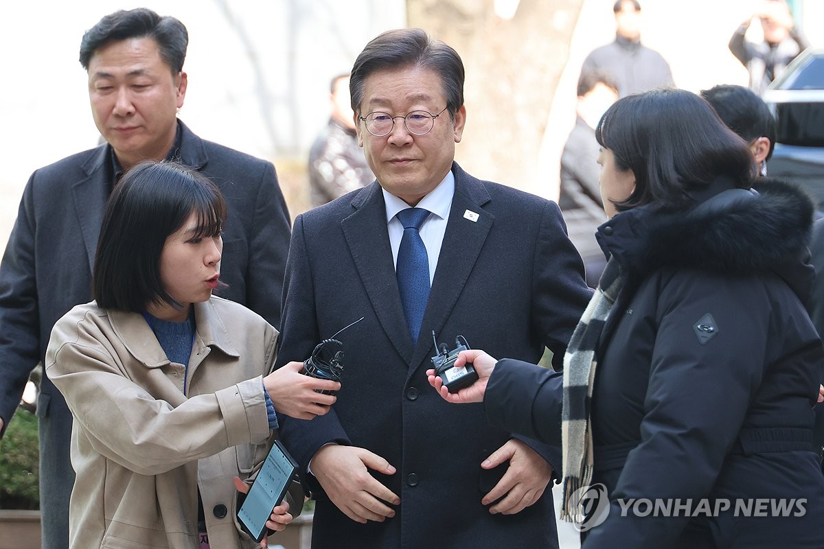 같은 날 형사재판 각각 출석한 이재명 부부…나란히 혐의 부인