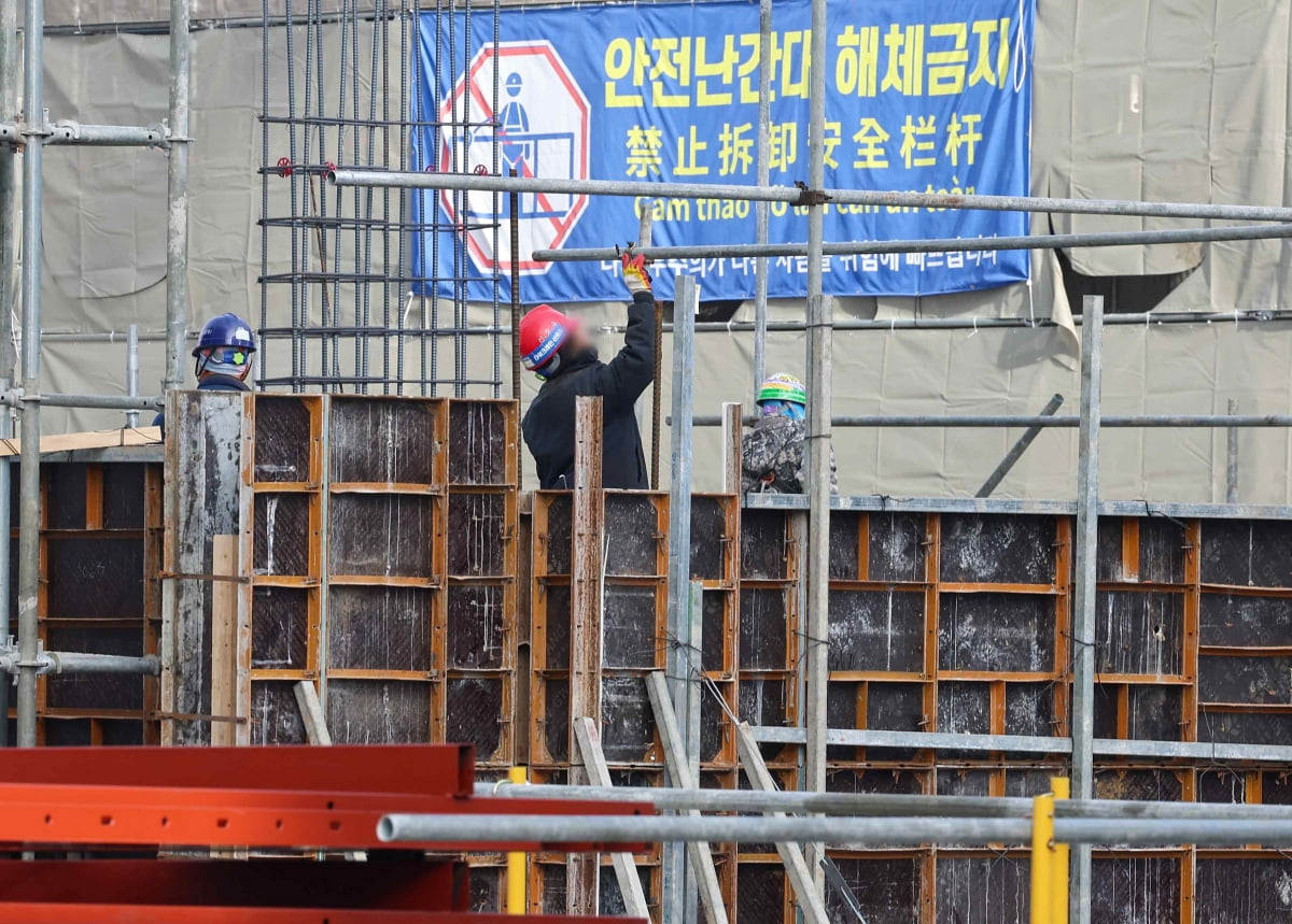 수도권의 한 공사 현장에서 근로자들이 작업을 하고 있다. 사진=연합뉴스