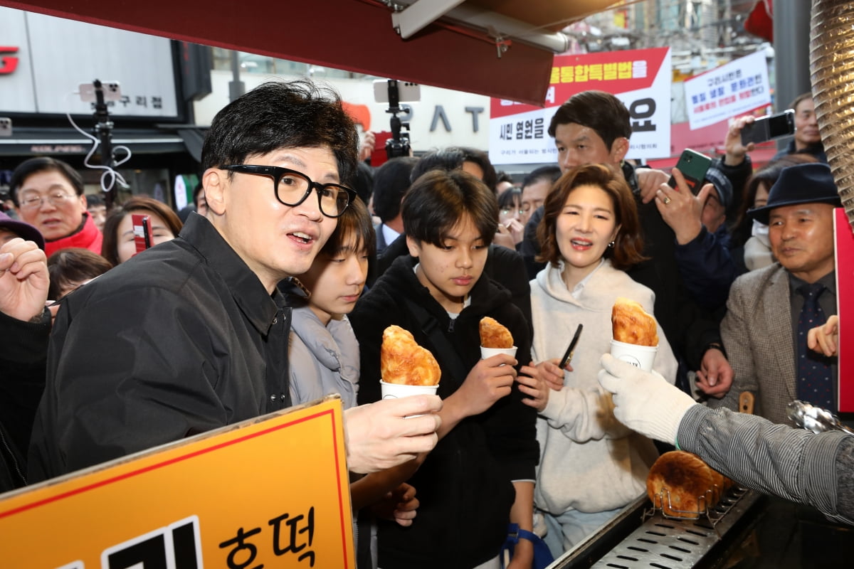 국민의힘 한동훈 비상대책위원장이 설 명절을 앞둔 2일 오후 경기도 구리시 구리전통시장을 방문했다. 사진=연합뉴스