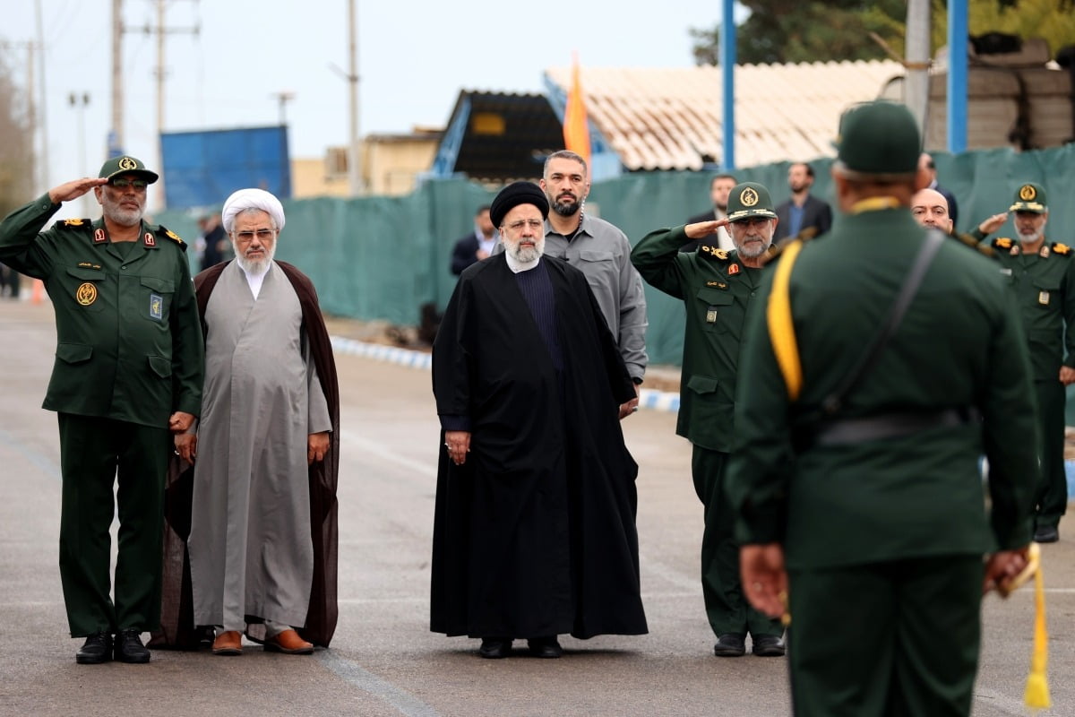 2일(현지시간) 에브라힘 라이시 이란 대통령(가운데)이 이란 남부 반다르 아바스시에 있는 이란혁명수비대 해군기지를 방문한 모습. /사진=EPA