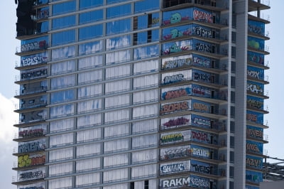 "이게 대체 뭐야?"…미국 LA 한복판 고층 빌딩에 '그라피티'