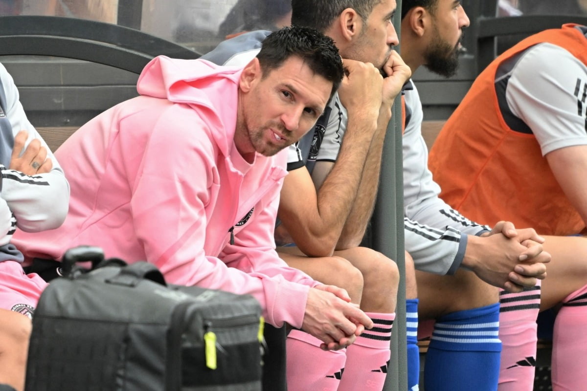  미국 메이저리그사커(MLS) 인터 마이애미의 공격수로 뛰는 축구 스타 리오넬 메시가 4일(현지시간) 홍콩 스타디움에서 열린 홍콩 프로축구 올스타팀과 친선 경기에서 벤치에 앉아 있다./ 사진=AFP