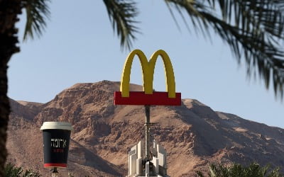스타벅스 이어 맥도날드 '쇼크'…중동 전쟁 '장외전' 휘말렸다